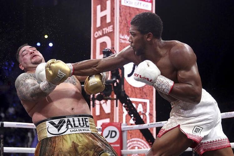 Entoni Coşuanın döyüşü təxirə salındı