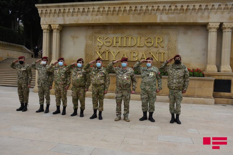 Azərbaycanda Vətən müharibəsi şəhidlərinin xatirəsi bir dəqiqəlik sükutla yad edildi - FOTOSESSİYA