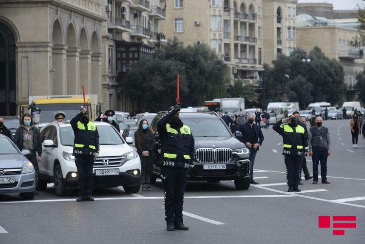 Azərbaycanda Vətən müharibəsi şəhidlərinin xatirəsi bir dəqiqəlik sükutla yad edildi - FOTOSESSİYA