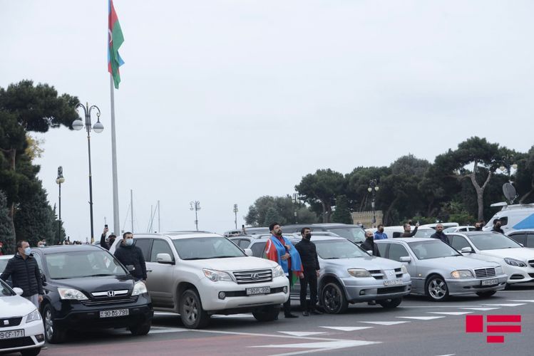 Azərbaycanda Vətən müharibəsi şəhidlərinin xatirəsi bir dəqiqəlik sükutla yad edildi - FOTOSESSİYA