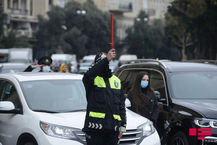Azərbaycanda Vətən müharibəsi şəhidlərinin xatirəsi bir dəqiqəlik sükutla yad edildi - FOTOSESSİYA