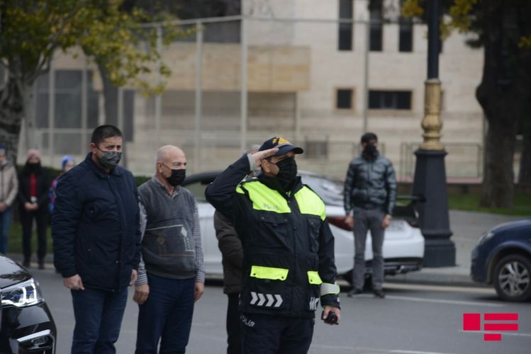Azərbaycanda Vətən müharibəsi şəhidlərinin xatirəsi bir dəqiqəlik sükutla yad edildi - FOTOSESSİYA