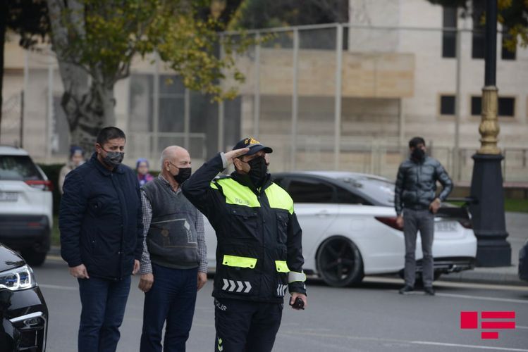 Azərbaycanda Vətən müharibəsi şəhidlərinin xatirəsi bir dəqiqəlik sükutla yad edildi - FOTOSESSİYA