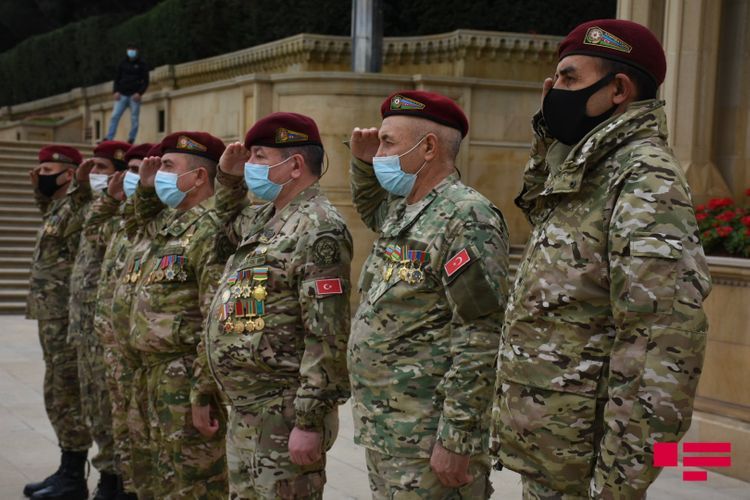 Azərbaycanda Vətən müharibəsi şəhidlərinin xatirəsi bir dəqiqəlik sükutla yad edildi - FOTOSESSİYA