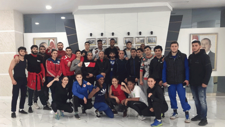 Boksçularımız lisenziya turnirinə hazırlığı davam etdirir