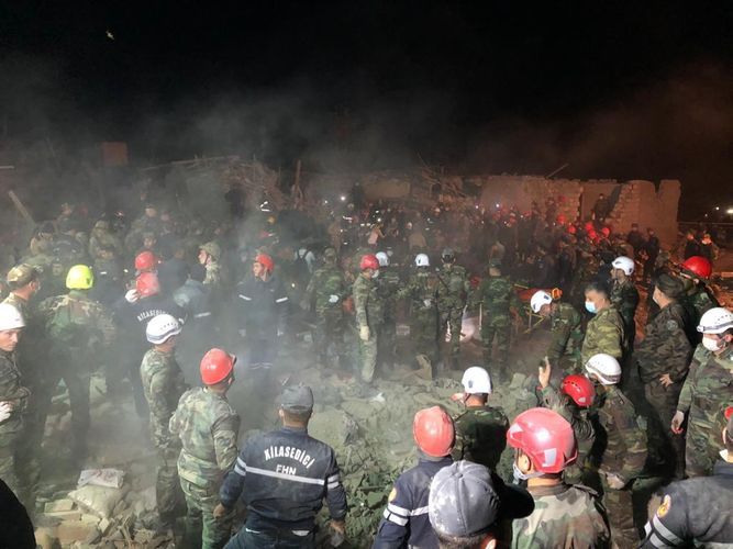 Ermənistan tərəfindən növbəti raket zərbəsi endirilən Gəncədə bu vaxta qədər dağıntılar altından 40-dan çox yaralı, 12 cəsəd çıxarılıb - FHN