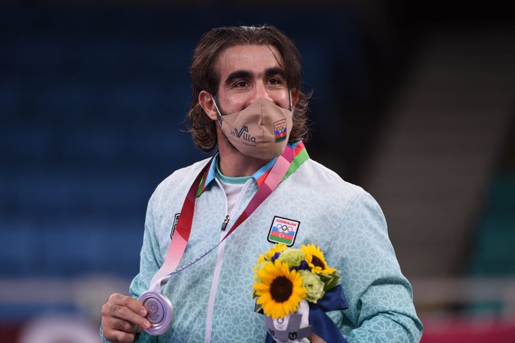 Rafael Ağayev fəxri kürsüdə - FOTOSESSİYA