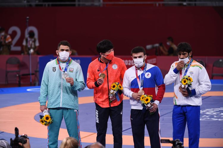 Hacı Əliyev fəxri kürsüdə - FOTOSESSİYA