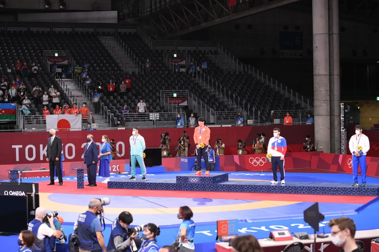 Hacı Əliyev fəxri kürsüdə - FOTOSESSİYA