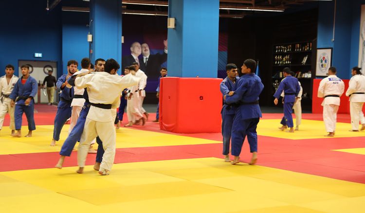 Ruslan Maşurenko vidalaşdı, yeni məşqçilər heyəti komandaya təqdim olundu - FOTOSESSİYA