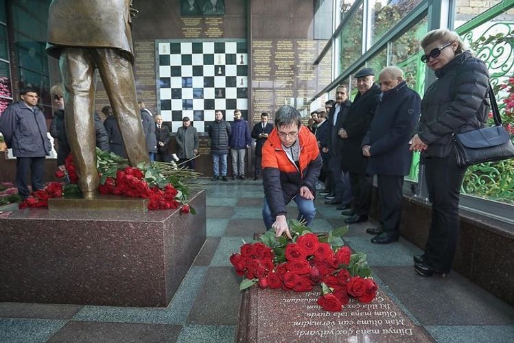 Memorialının iştirakçıları Vüqar Həşimovun məzarını ziyarət etdilər - FOTOSESSİYA