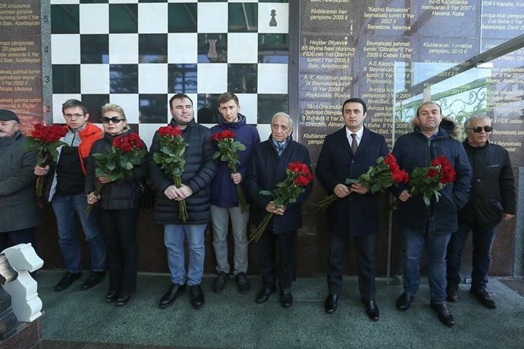 Memorialının iştirakçıları Vüqar Həşimovun məzarını ziyarət etdilər - FOTOSESSİYA