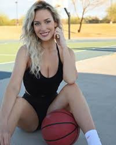 “Qısa ətək daha rahatdır” - dünyanın ən cazibədar qolfçusu