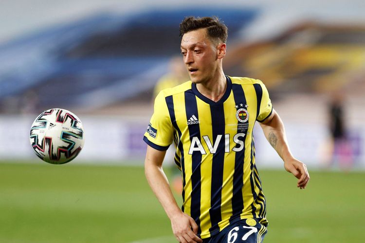 Türkiyənin Bakıdakı oyunu ilə bağlı paylaşım - Məsut Özildən