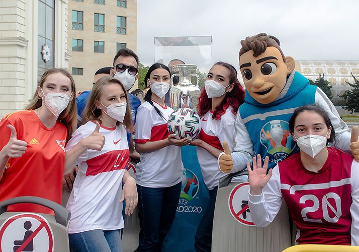 AVRO-2020-nin kubokunun Bakı gəzintisi davam edir - FOTOSESSİYA