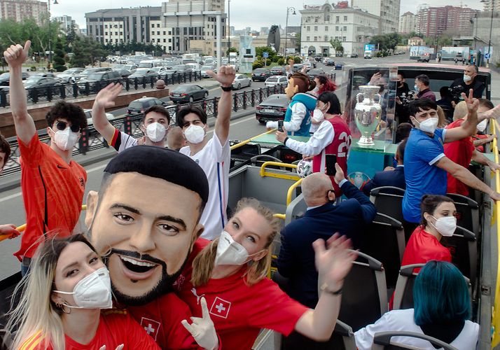 AVRO-2020-nin kubokunun Bakı gəzintisi davam edir - FOTOSESSİYA