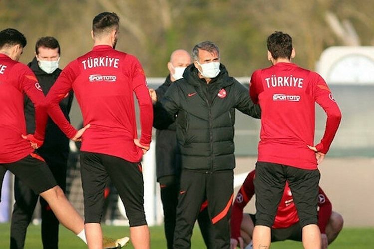 Əvvəldə Azərbaycanla oyun, sonda Bakıya səfər - Türkiyə millisi toplanışa başlayır