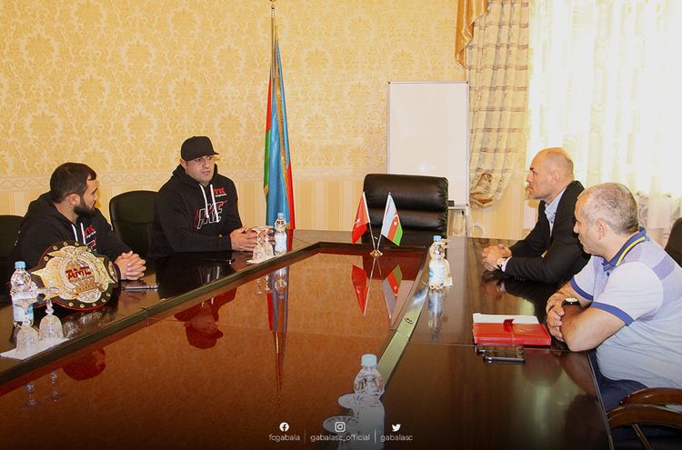 Fariz Nəcəfov çempionla görüşdü