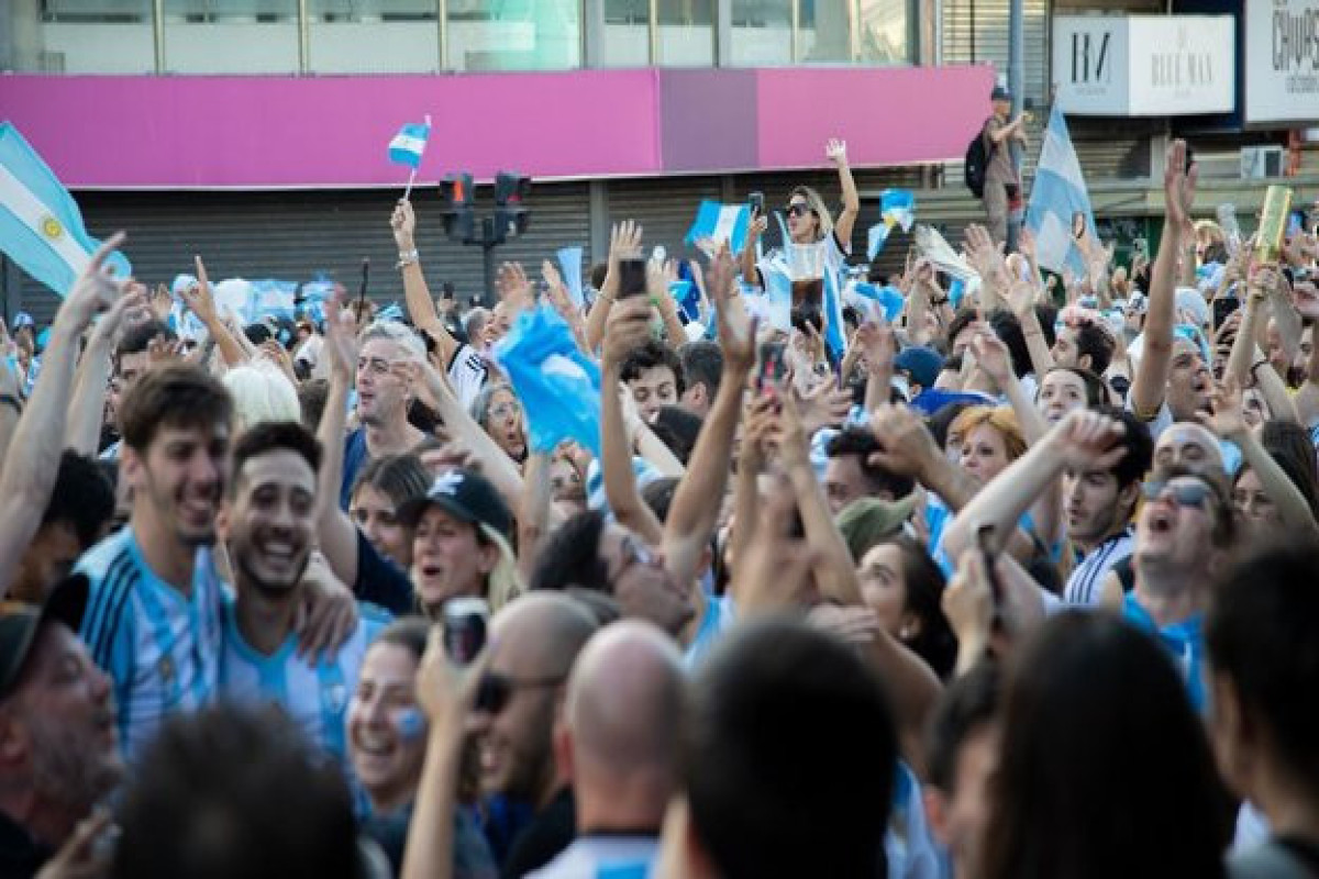 Argentina polisi azarkeşləri dağıtmağa başladı 