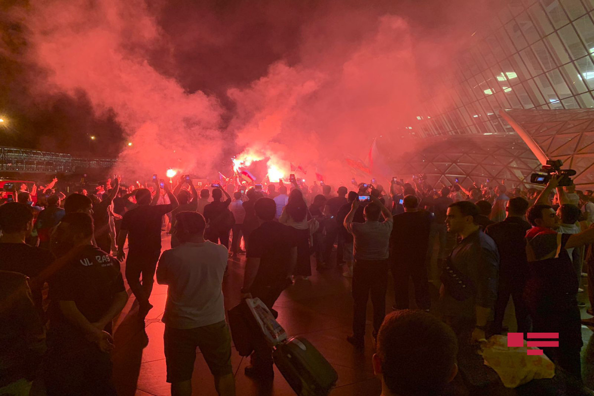 Avropa çempionu olan millimiz böyük coşqu ilə qarşılandı - FOTOLENT - VİDEO 