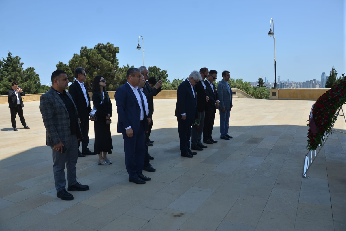 Dünya çempionatının nümayəndə heyəti Fəxri xiyabanı və Şəhidlər xiyabanını ziyarət edib - FOTO 