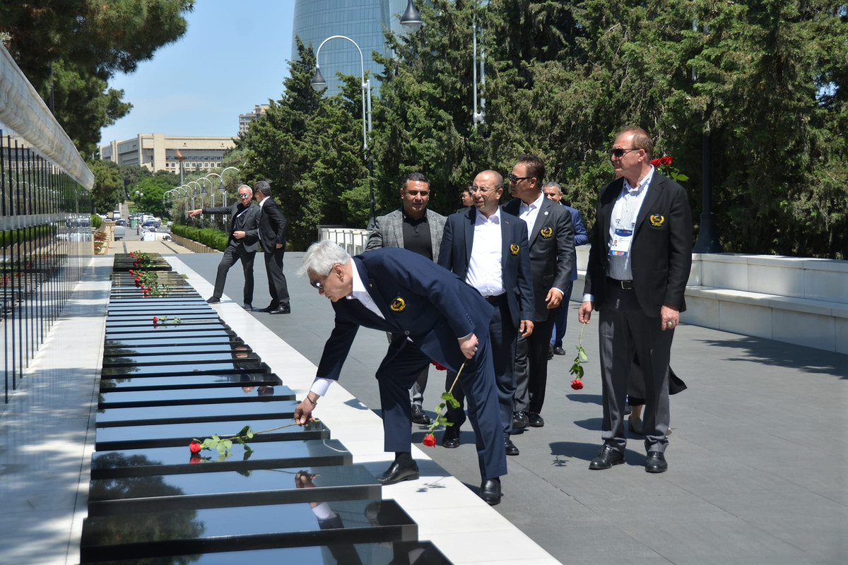 Dünya çempionatının nümayəndə heyəti Fəxri xiyabanı və Şəhidlər xiyabanını ziyarət edib - FOTO 