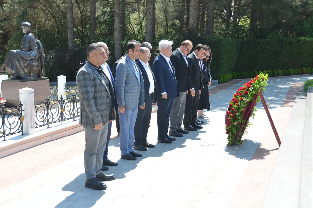 Dünya çempionatının nümayəndə heyəti Fəxri xiyabanı və Şəhidlər xiyabanını ziyarət edib - FOTO 