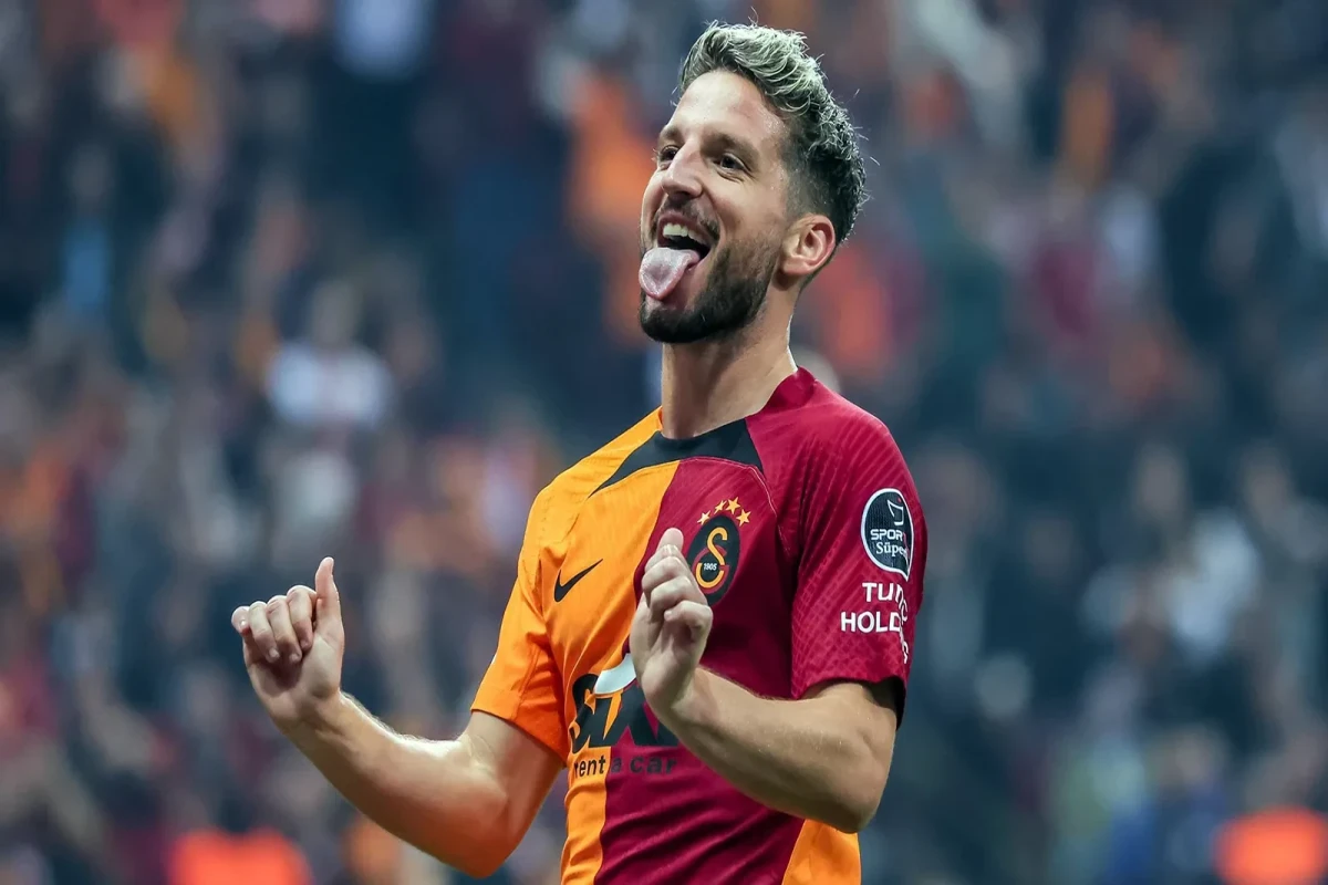 Mertens futbolla vidalaşır 