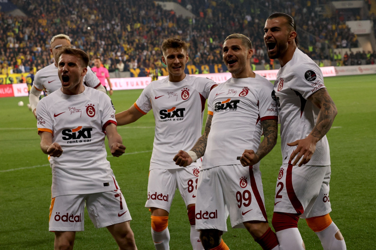 “Qalatasaray” iki futbolçu ilə yolları ayırır 