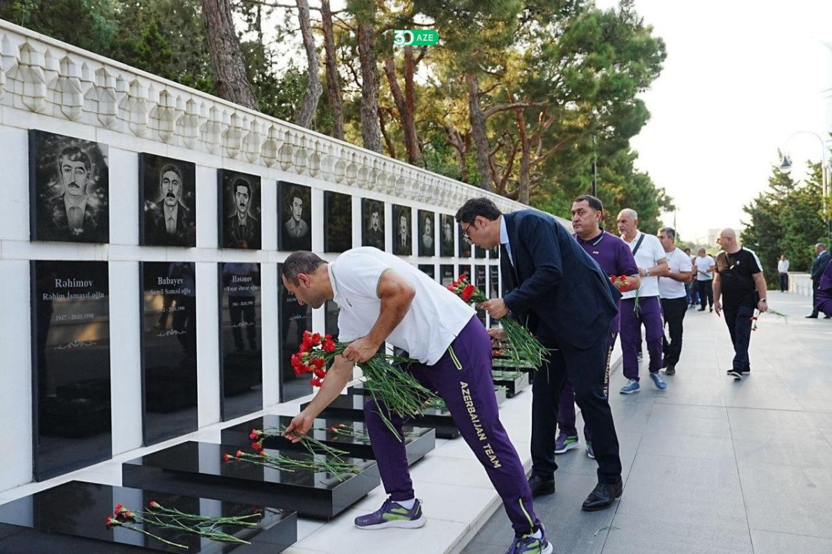 Olimpiya çempionlarımız Ümummilli Lider Heydər Əliyevin məzarını ziyarət ediblər