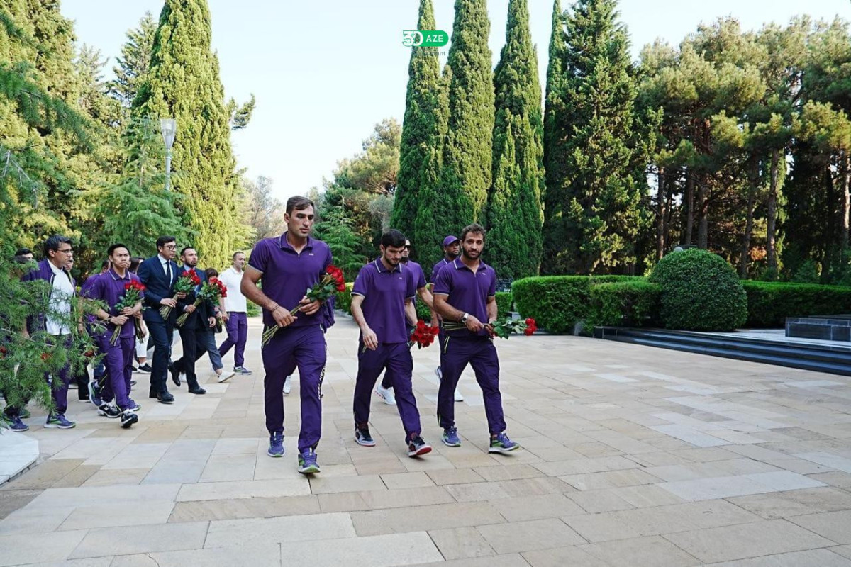 Olimpiya çempionlarımız Ümummilli Lider Heydər Əliyevin məzarını ziyarət ediblər