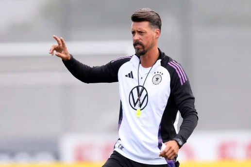 Bundesliqa klubu baş məşqçisi ilə yollarını ayırıb