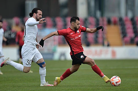 Qəbələdə matç başladı - YENİLƏNİR 