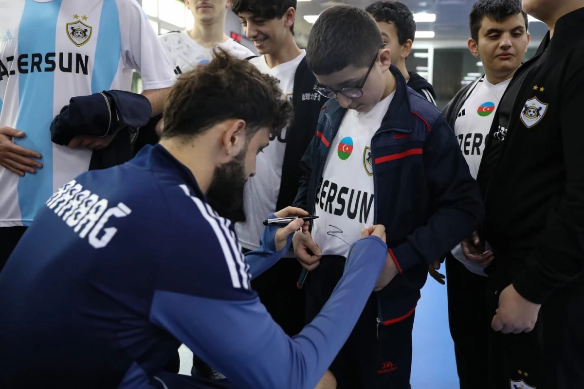 İnternat tipli xüsusi ümumtəhsil məktəbinin şagirdləri "Qarabağ"ın qonağı olublar - FOTO 