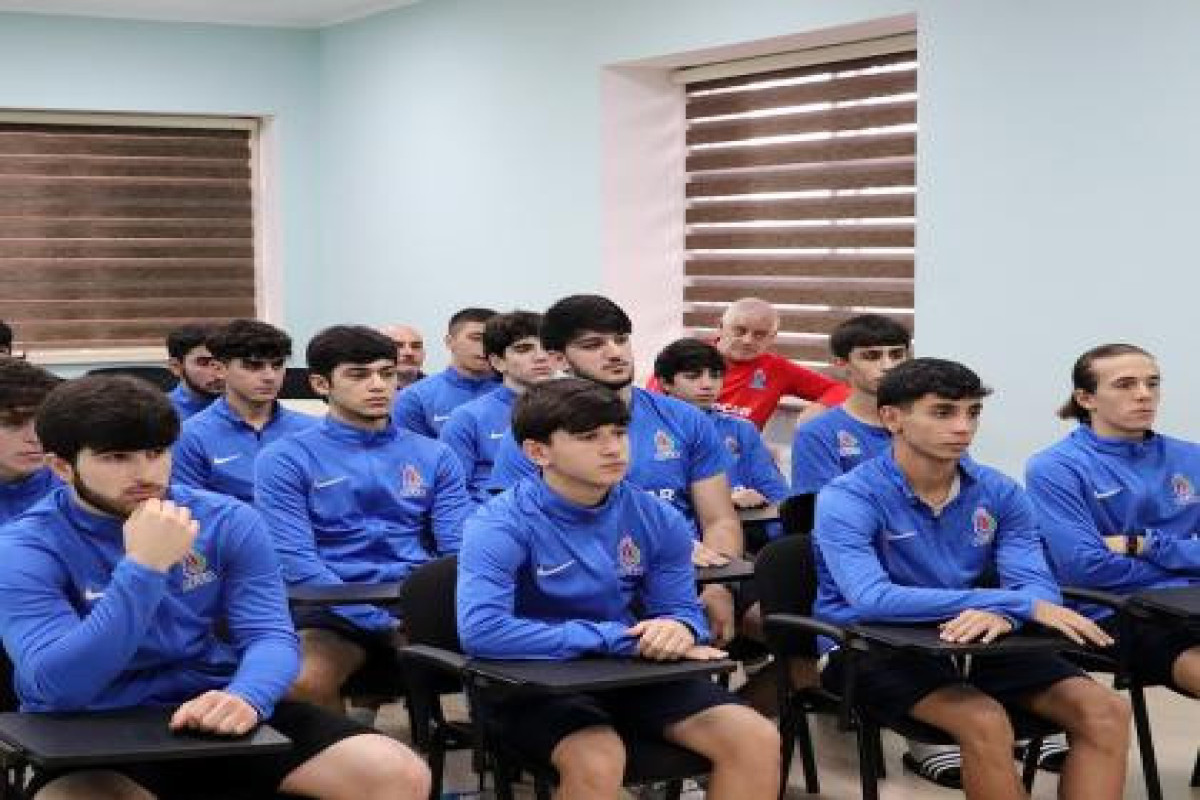 U-19-un üzvləri ilə görüş keçirilib - FOTO 