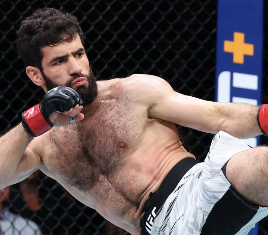 UFC: Gecənin əsas döyüşləri başladı