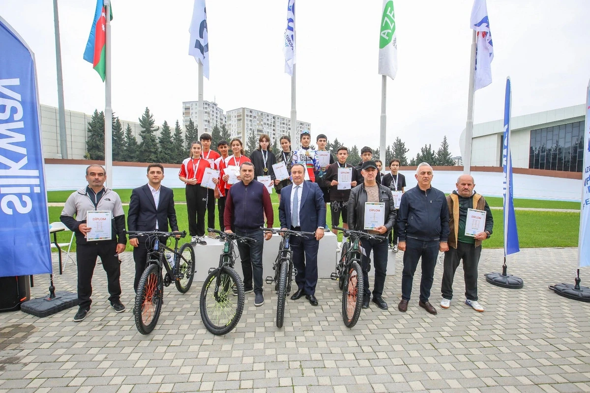 Bakı məktəbliləri arasında velosiped yarışı keçirilib