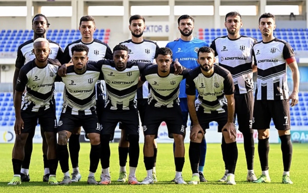 Premyer Liqada gərgin an: Əvəzləmək istədilər, futbolçu meydandan çıxmadı  - VİDEO 