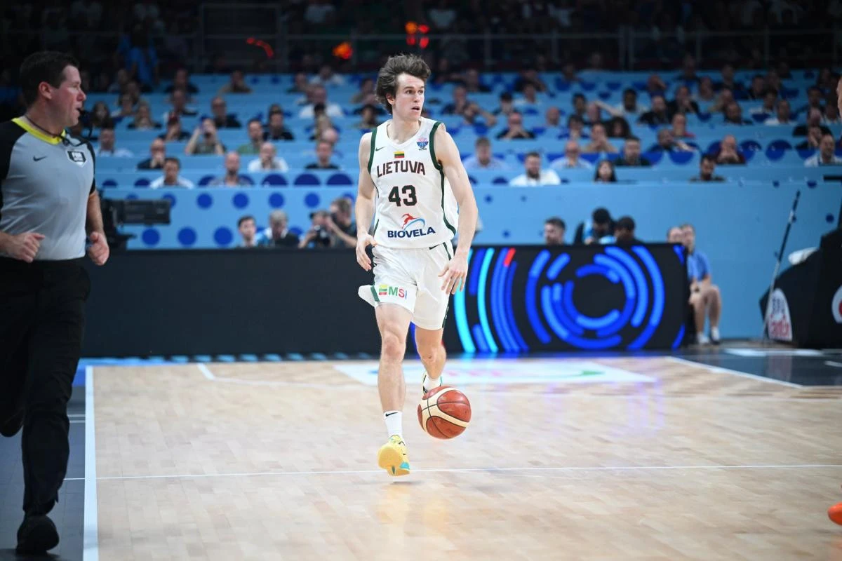 Litvalı basketbolçudan möhtəşəm geridönüş: 10 saniyədə 9 xal - VİDEO 