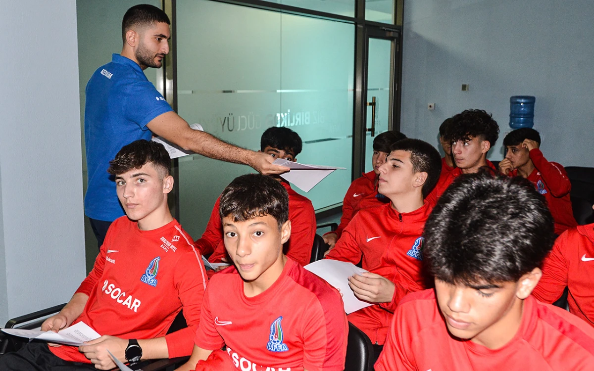 Millimizin futbolçuları üçün danışılmış oyunlara qarşı sessiya keçirilib - FOTO 