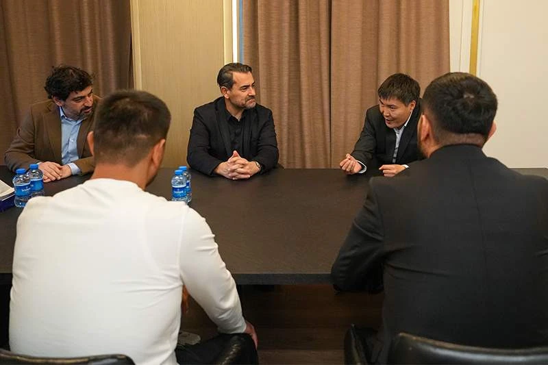 Qırğızıstan klubunun nümayəndələri “Neftçi”nin rəsmiləri ilə görüşüblər - FOTO