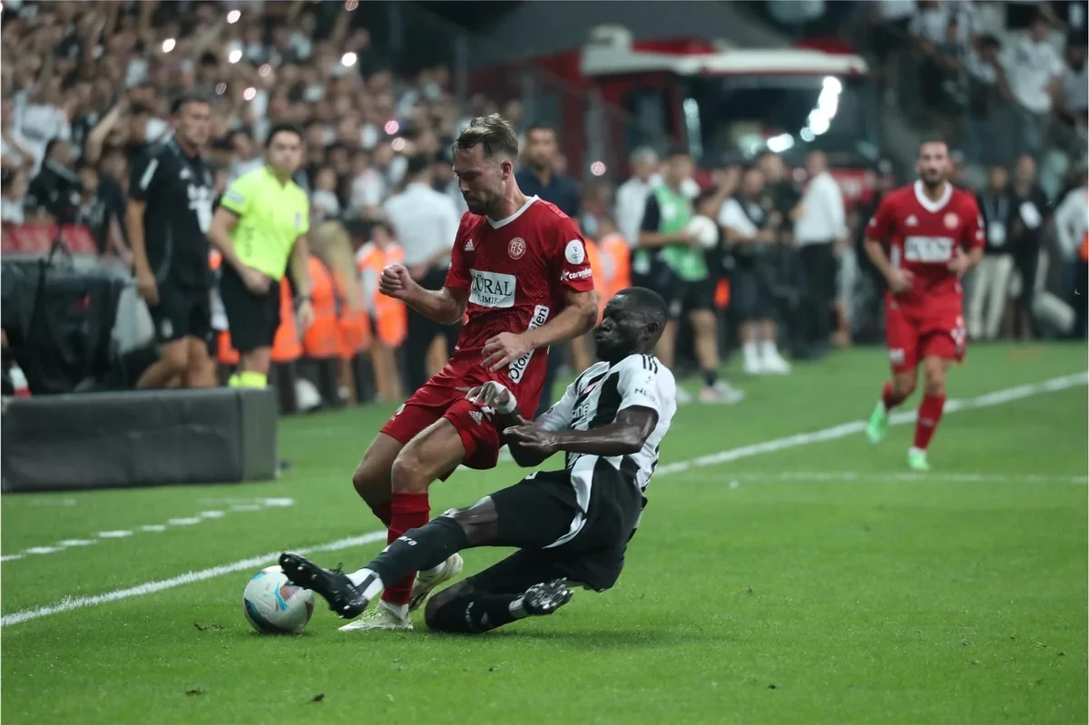 “Beşiktaş” 3 xalı 4 qolla qazandı