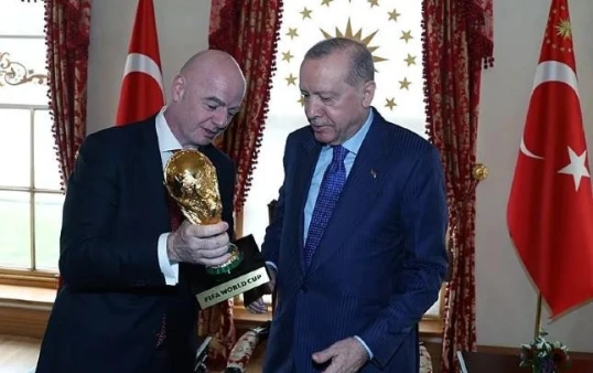 İnfantino Ərdoğana dünya kubokunu verdi
