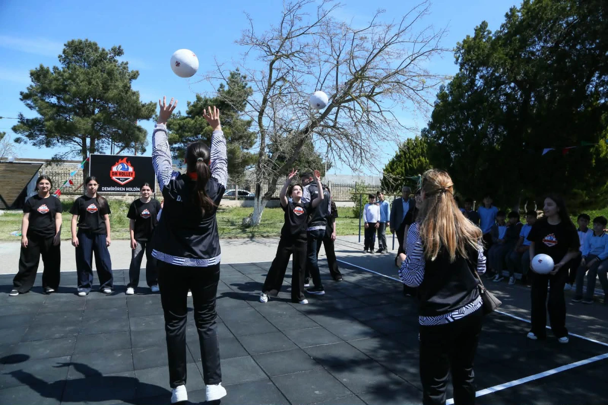 “DH Volley” komandası voleybol meydançası inşa edib