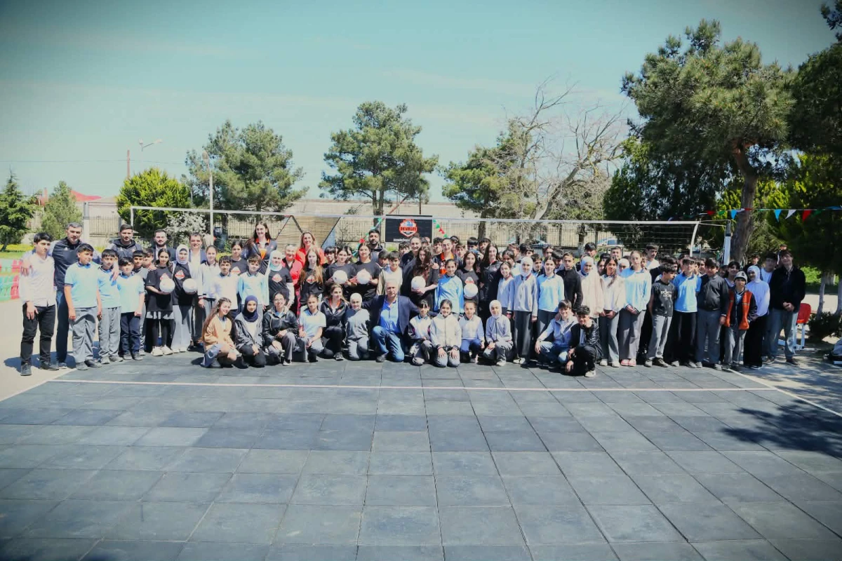 “DH Volley” komandası voleybol meydançası inşa edib