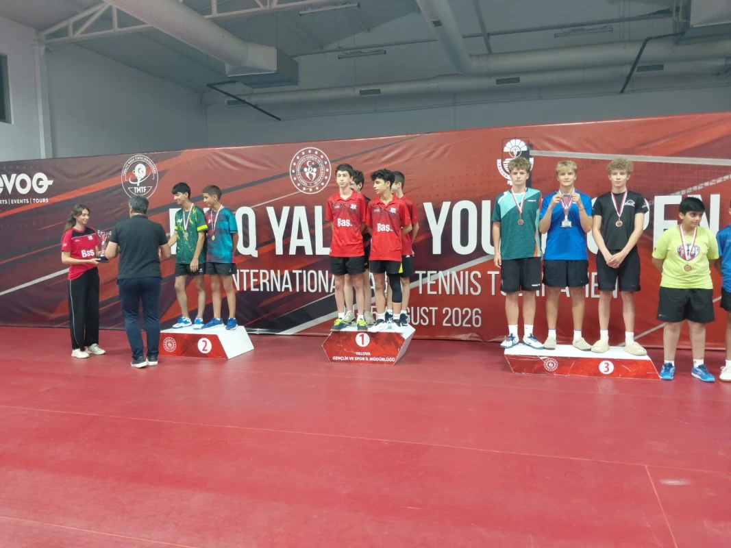 Stolustü tennisçilər Türkiyədən 4 medalla qayıdırlar - FOTO 