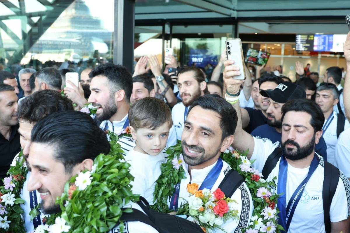 Avropa çempionu olan Azərbaycanın minifutbol yığması Vətənə qayıdıb - FOTOLAR 