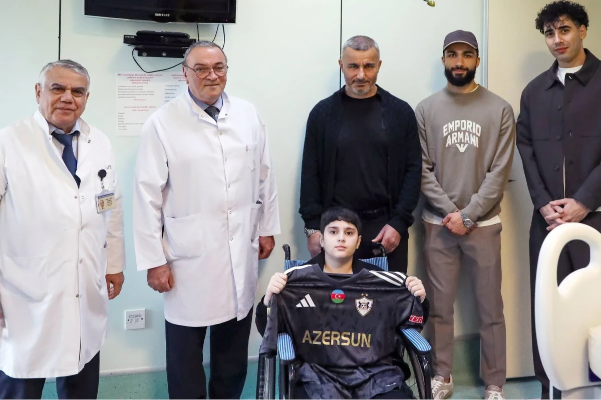 “Qarabağ”ın baş məşqçisi və futbolçuları Milli Onkologiya Mərkəzinin Uşaq Klinikasını ziyarət ediblər